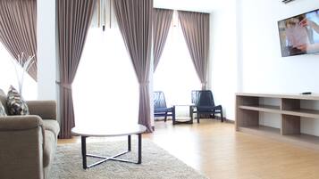 Executive Room | Living area | Flat-screen TV