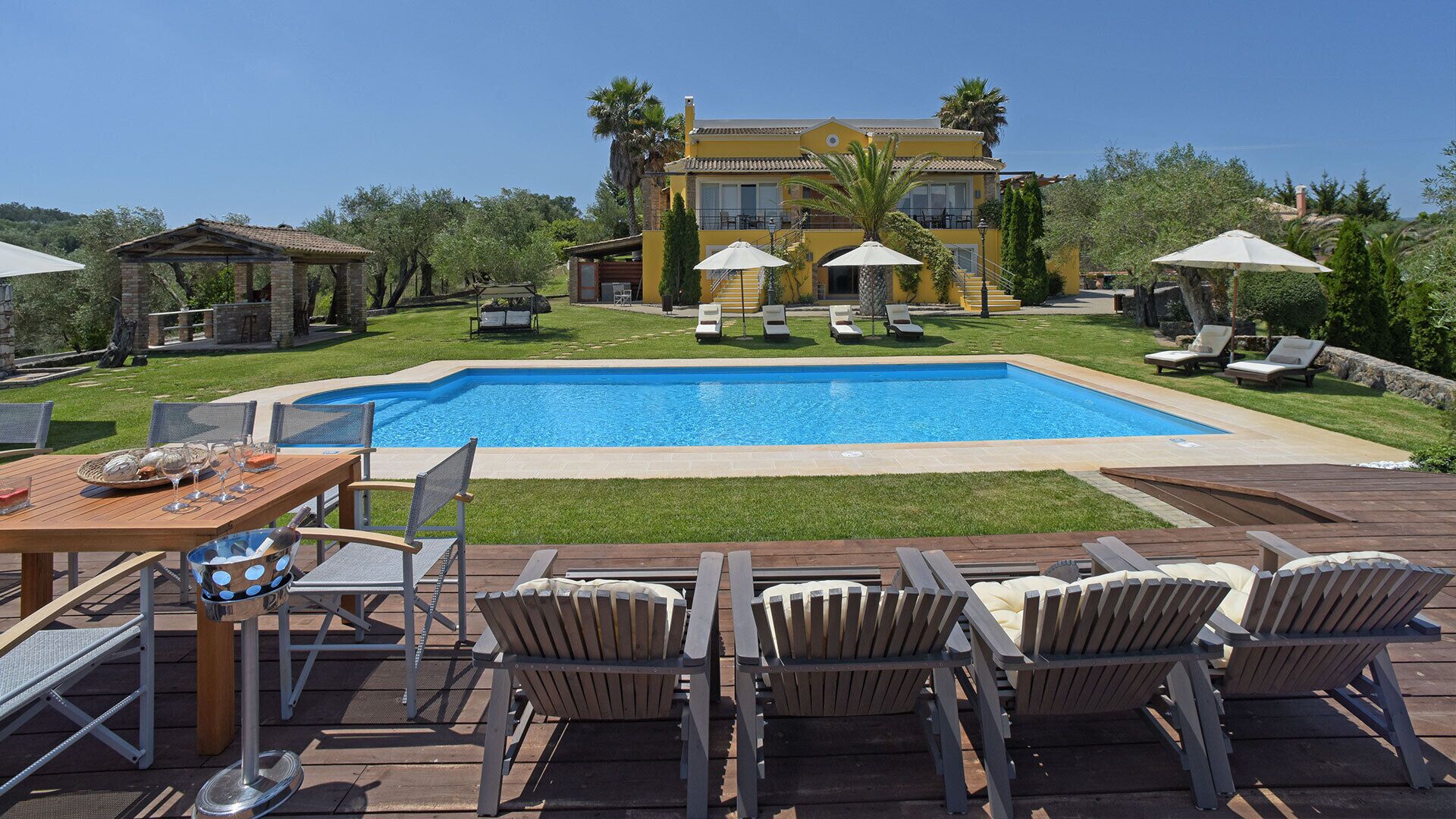 Un jardin avec une piscine, du mobilier d’extérieur et un espace repas.