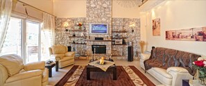 Villa, Multiple Bedrooms, Accessible, Fireplace | Interior
