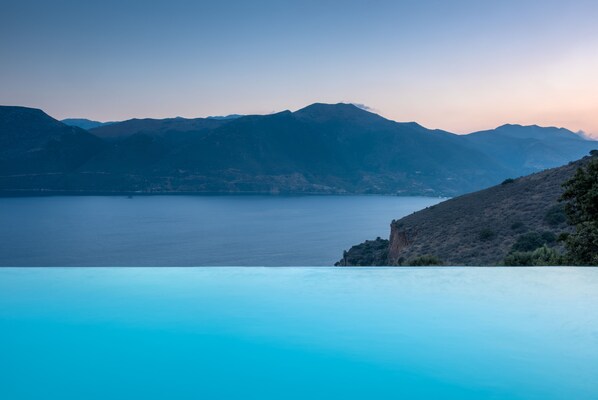 Outdoor pool - Self-catering Luxury Stone Holiday Villa With Infinity Pool and Panoramic View (East Mani)