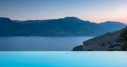 Self-catering Luxury Stone Holiday Villa With Infinity Pool and Panoramic View