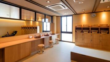 Bathtub, spring water bathtub, free toiletries, towels