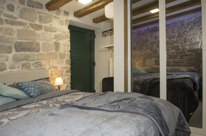 Habitación doble | Decoración personalizada, muebles diferentes y wifi gratis