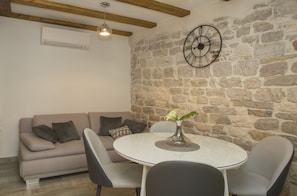 City-Apartment, 1 Schlafzimmer | Wohnzimmer | 30-Zoll-Flachbildfernseher mit Kabelempfang, Fernseher