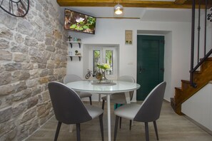 In-room dining - Old Center Stone House (Split)