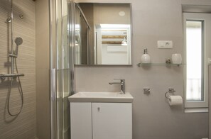 City Apartment, 1 Bedroom | Bathroom | Shower, hydromassage showerhead, free toiletries, hair dryer