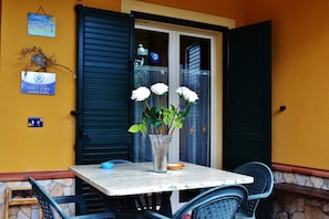 Outdoor dining - B b S Elia Villa Surrounded by Greenery Inside the Historic Dubini Park (San Cataldo)