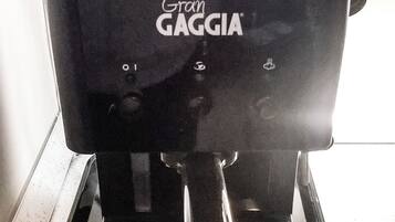 Uma máquina de café expresso Gaggia sobre uma bancada de cozinha.