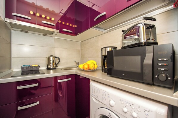 Studio, 1 Bedroom, City View | Private kitchen