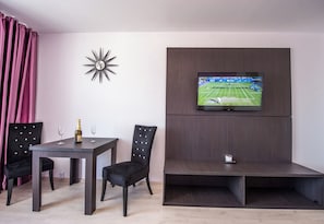 Studio, 1 Bedroom, City View | Interior