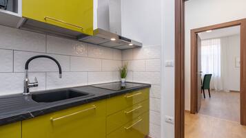 Grand Double or Twin Room | Shared kitchen | Fridge, microwave, stovetop, dishwasher