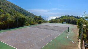 An outdoor tennis court with a net, surrounded by greenery and hills. - Villa Marianna Like Paradise in Amalfi Coast!!! (Massa Lubrense)