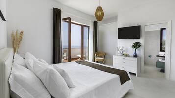 Vila, 4 quartos, para fumantes, piscina particular | 4 quartos, quartos à prova de som, ferros/tábuas de passar roupa