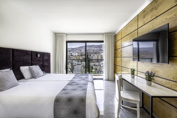 Chambre Supérieure, balcon | Coffres-forts dans les chambres, bureau, fer et planche à repasser