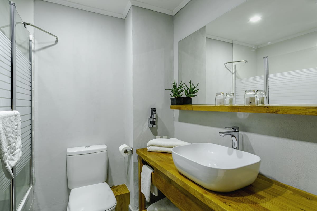 1 habitación, caja de seguridad en la habitación y escritorio