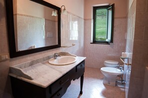 Villa, 6 Schlafzimmer, eigener Pool, Bergblick | Badezimmer