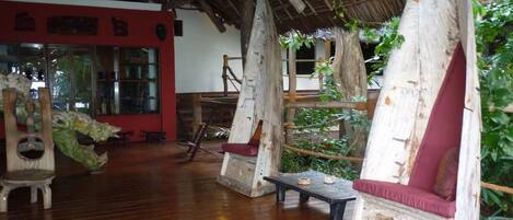 Un interior rústico con muebles de madera y techo de paja.