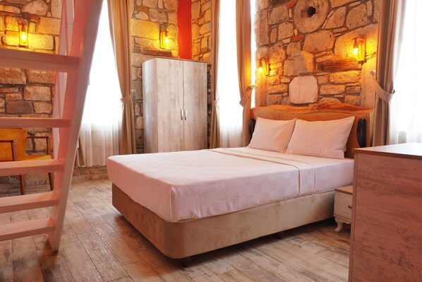 Deluxe Triple Room | Desk - Olimbera Hotel (Cesme)