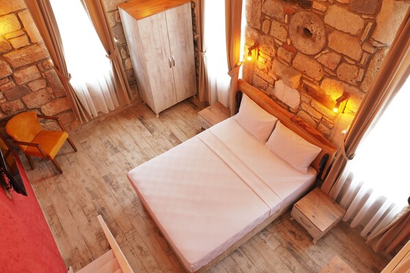 Habitación triple Deluxe | Escritorio 