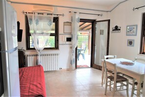 Villa, 2 chambres, terrasse | Aire de séjour