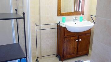 Villa, 2 Schlafzimmer, Terrasse | Badezimmer
