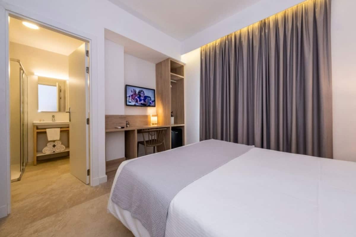 single room | minibar, in-room safe, desk, free cots/infant beds