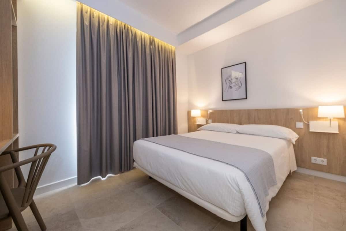 Dobbeltrom | Minibar, safe på rommet, skrivebord og barnesenger (inkludert)