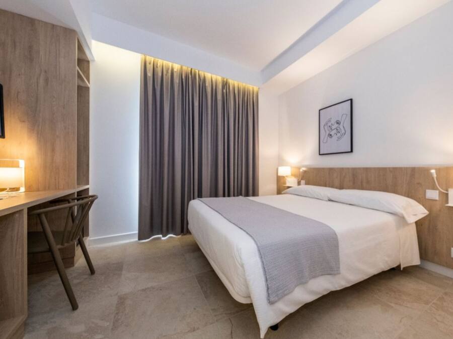 Minibar, caja de seguridad en la habitación y escritorio