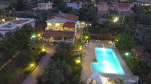 Outdoor pool - Panoramic Apartment in Villa With Pool and Garden Wi-fi (Altavilla Milicia)