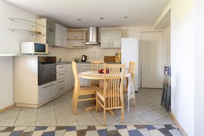 House, 2 Bedrooms | Private kitchen
