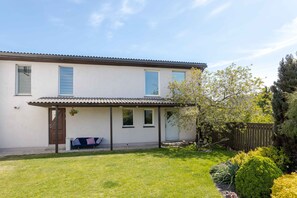 House, 2 Bedrooms | Exterior