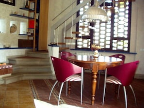Maison, 2 chambres, fumeur, balcon | Bar-salon