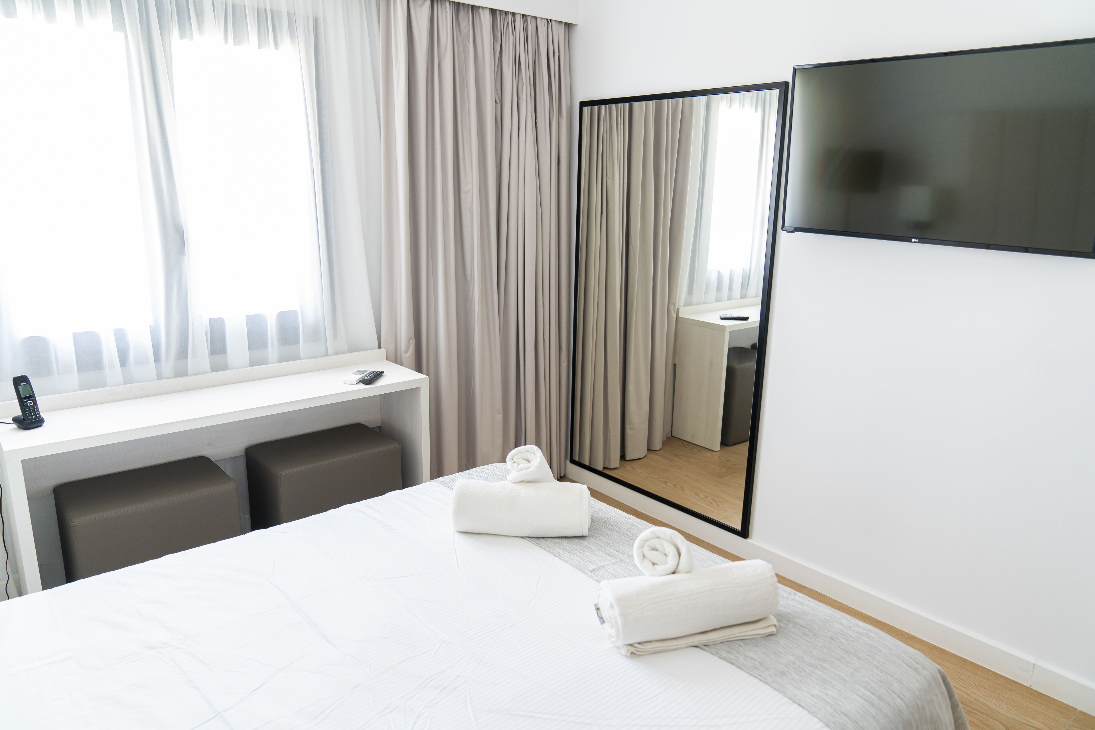 Minibar, caja fuerte, escritorio y wifi gratis