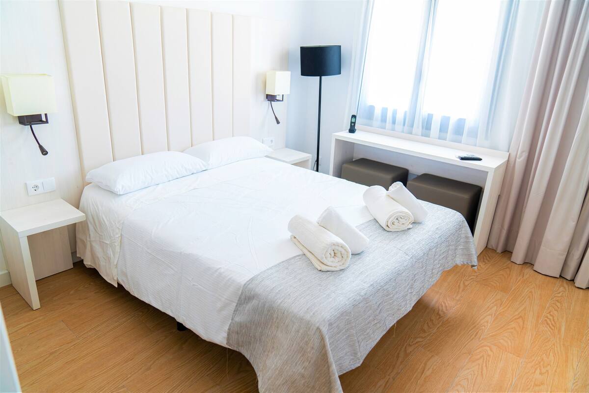 Een minibar, een kluis op de kamer, een bureau, gratis wifi
