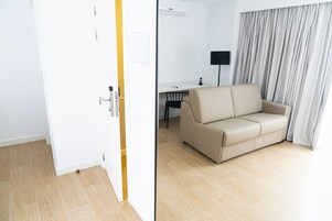 Habitación triple | Minibar, caja fuerte, escritorio y wifi gratis