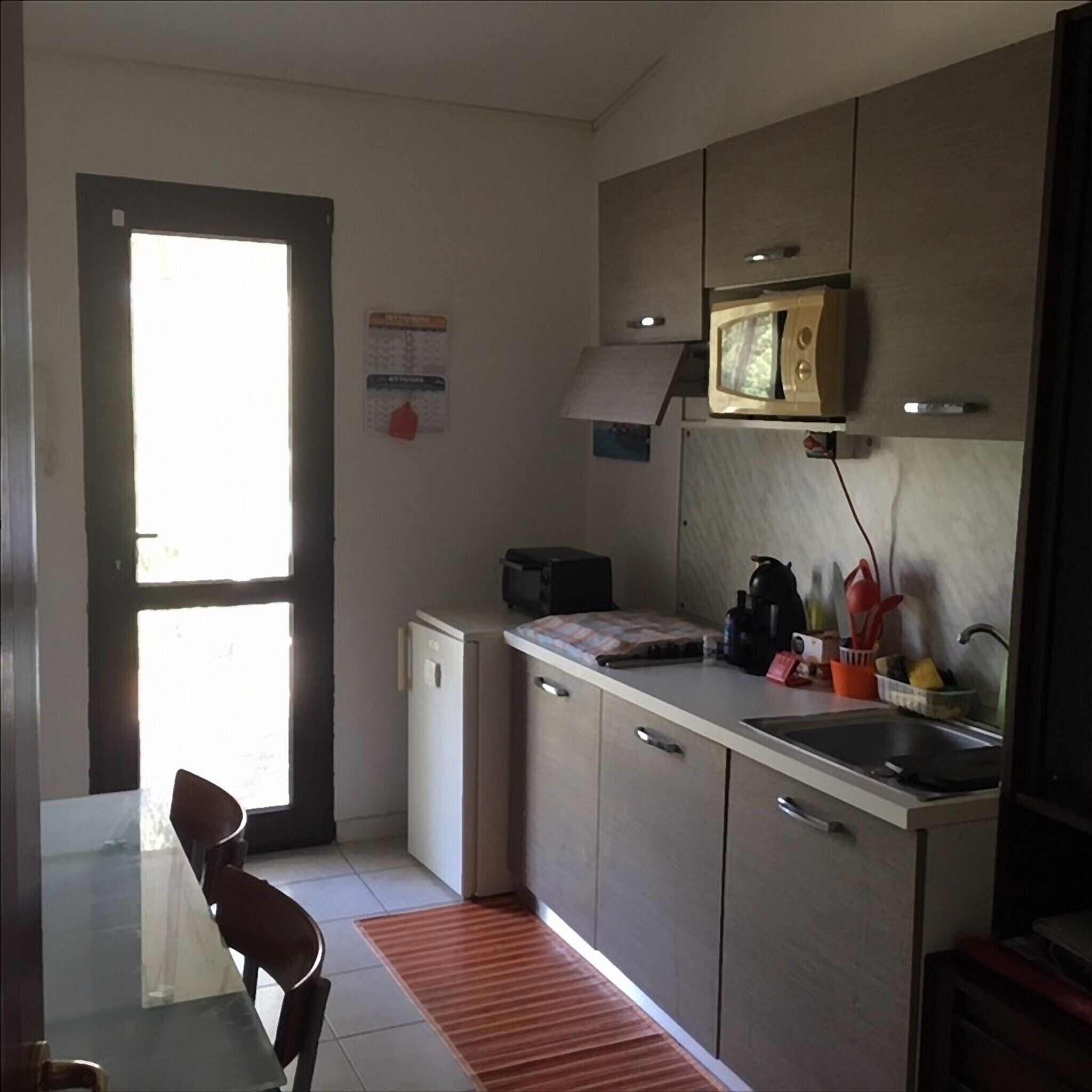 Stovetop, coffee/tea maker, dining tables