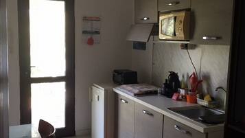 Stovetop, coffee/tea maker, dining tables