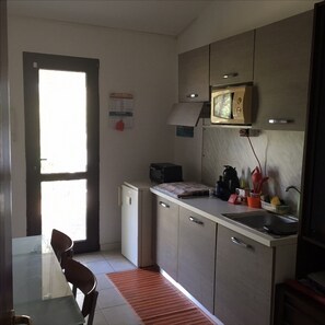 Herdplatte, Wasserkocher mit Kaffee-/Teezubehör, Esstisch