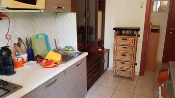 Stovetop, coffee/tea maker, dining tables