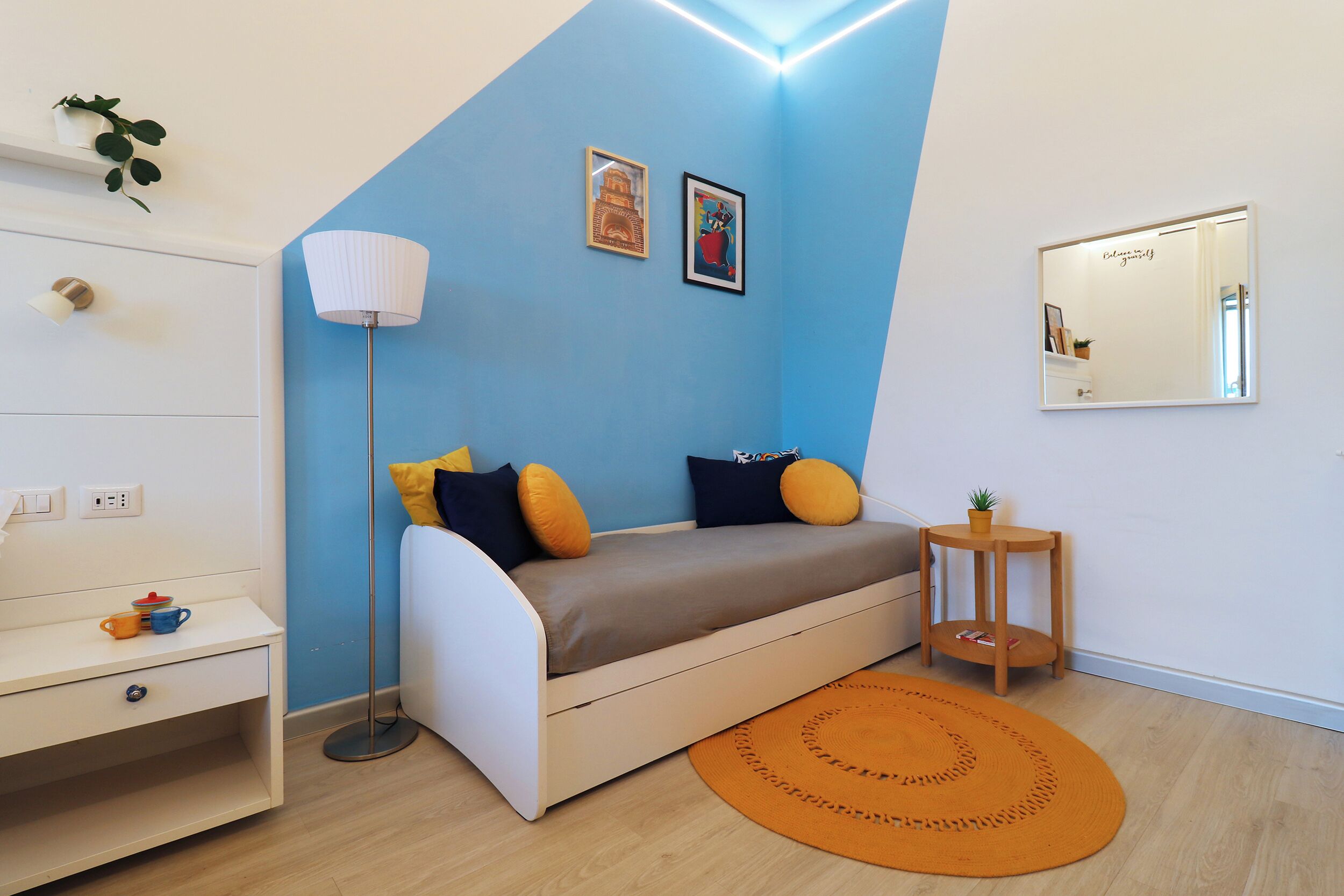 House, 3 Bedrooms, Balcony, Garden View | Living room | Books