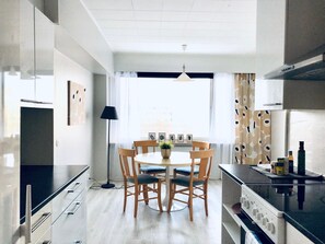 Individually decorated, individually furnished, desk, laptop workspace - Kotimaailma Apartments Pori City Center (Pori)