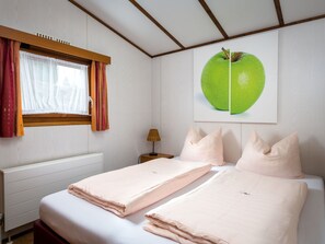 2 Schlafzimmer, Reisekinderbett, Bettwäsche