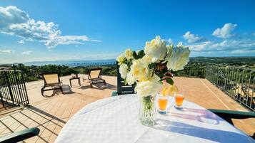 Villa, plusieurs chambres, cheminée | Restauration