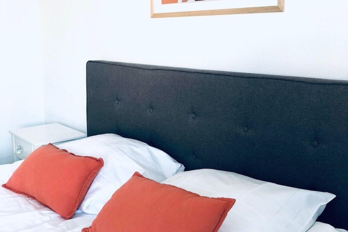 อพาร์ทเมนท์, 2 ห้องนอน (B13) | เตารีด/โต๊ะรีดผ้า, Wi-Fi ฟรี, ห้องพักตกแต่งอย่างมีเอกลักษณ์