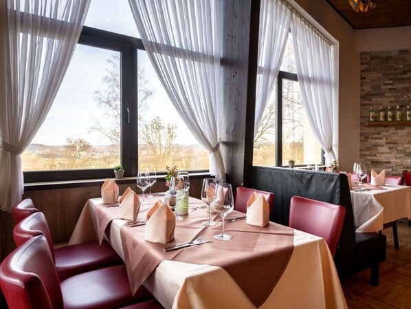 Dining - Beautiful apartment in villa for 6 people with pool, TV, terrace and pets allowed (Bitburg)