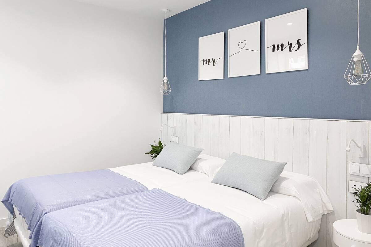 Habitación estándar con 2 camas individuales | Minibar, caja fuerte, escritorio y espacio para trabajar con un portátil