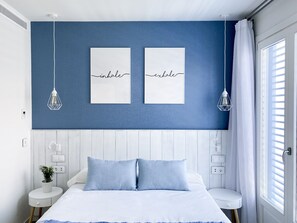 Standard Double Room, Balcony | Bar mini, peti besi dalam bilik, meja, ruang kerja komputer riba