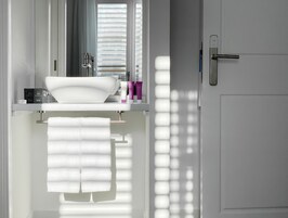 Standard İki Ayrı Yataklı Oda | Banyo | Duş, geniş duş başlığı, ücretsiz banyo/kozmetik ürünleri 