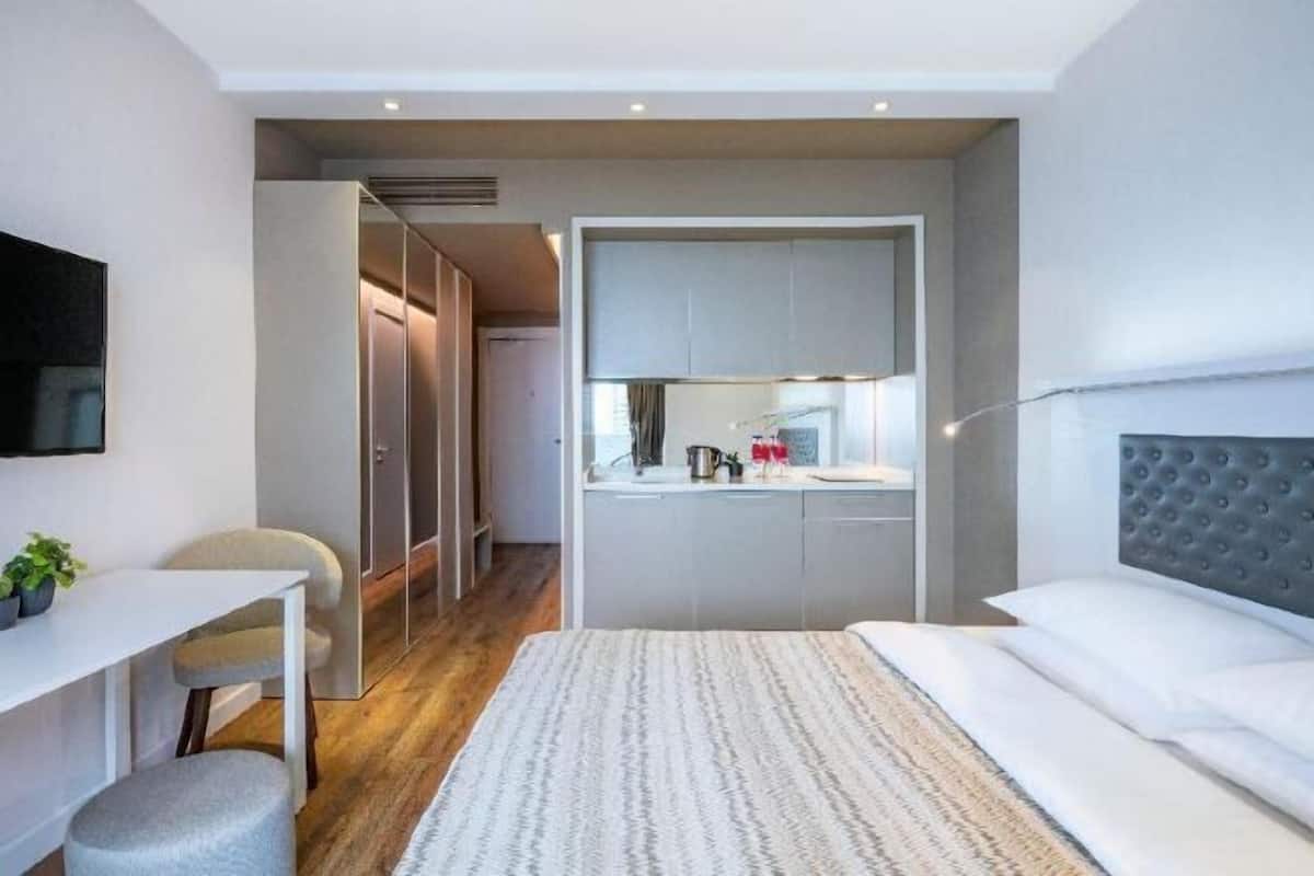 Minibar, blackout drapes, soundproofing, iron/ironing board