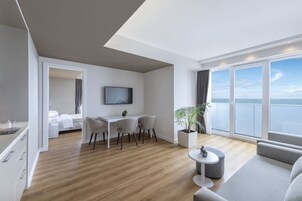 Panorama Family Suite with Sea View. | 起居区 | 33-英寸智能电视 （配备数码频道）、电视